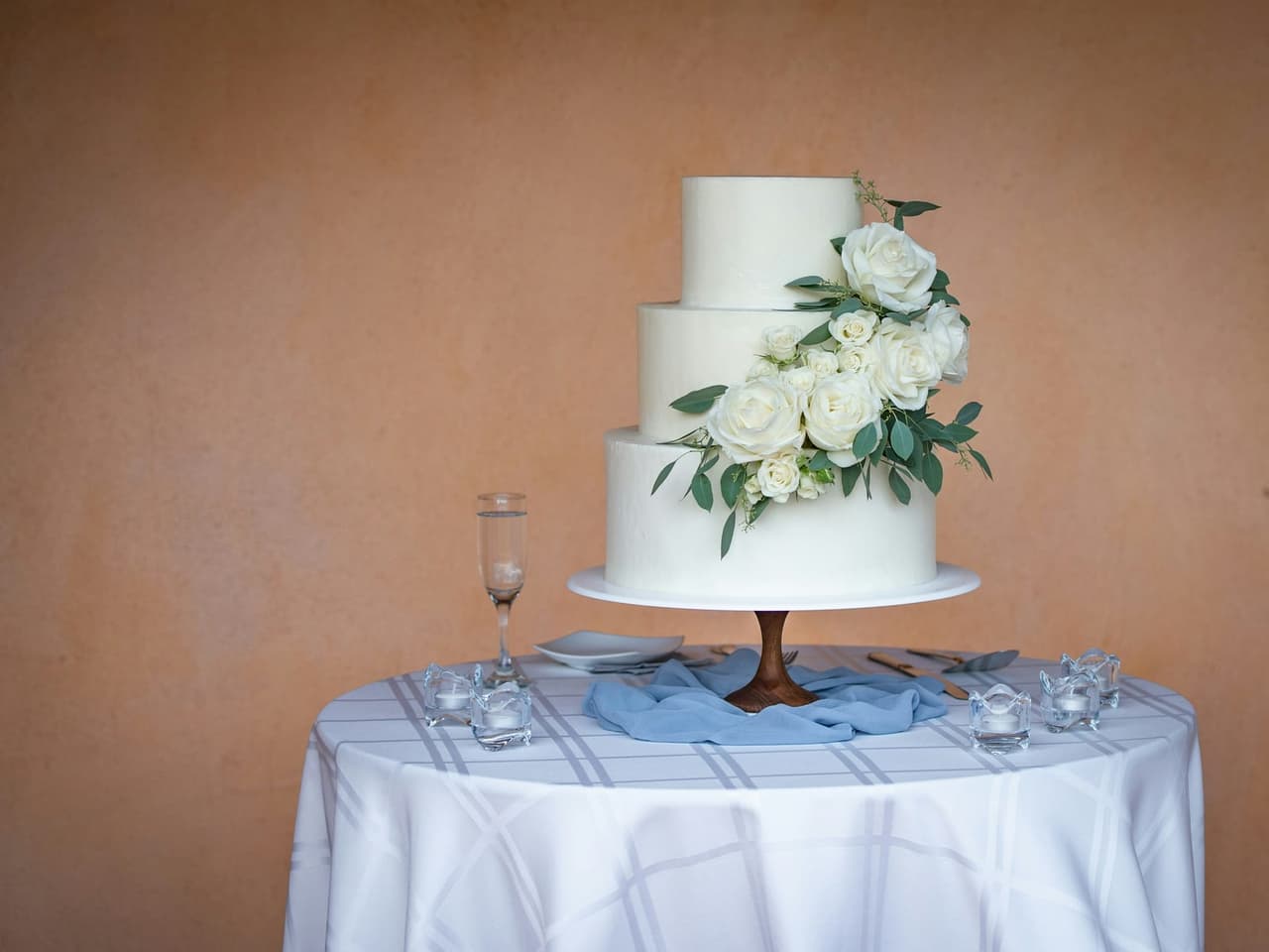 Gâteau de mariage à étages décoré de fleurs fraîches